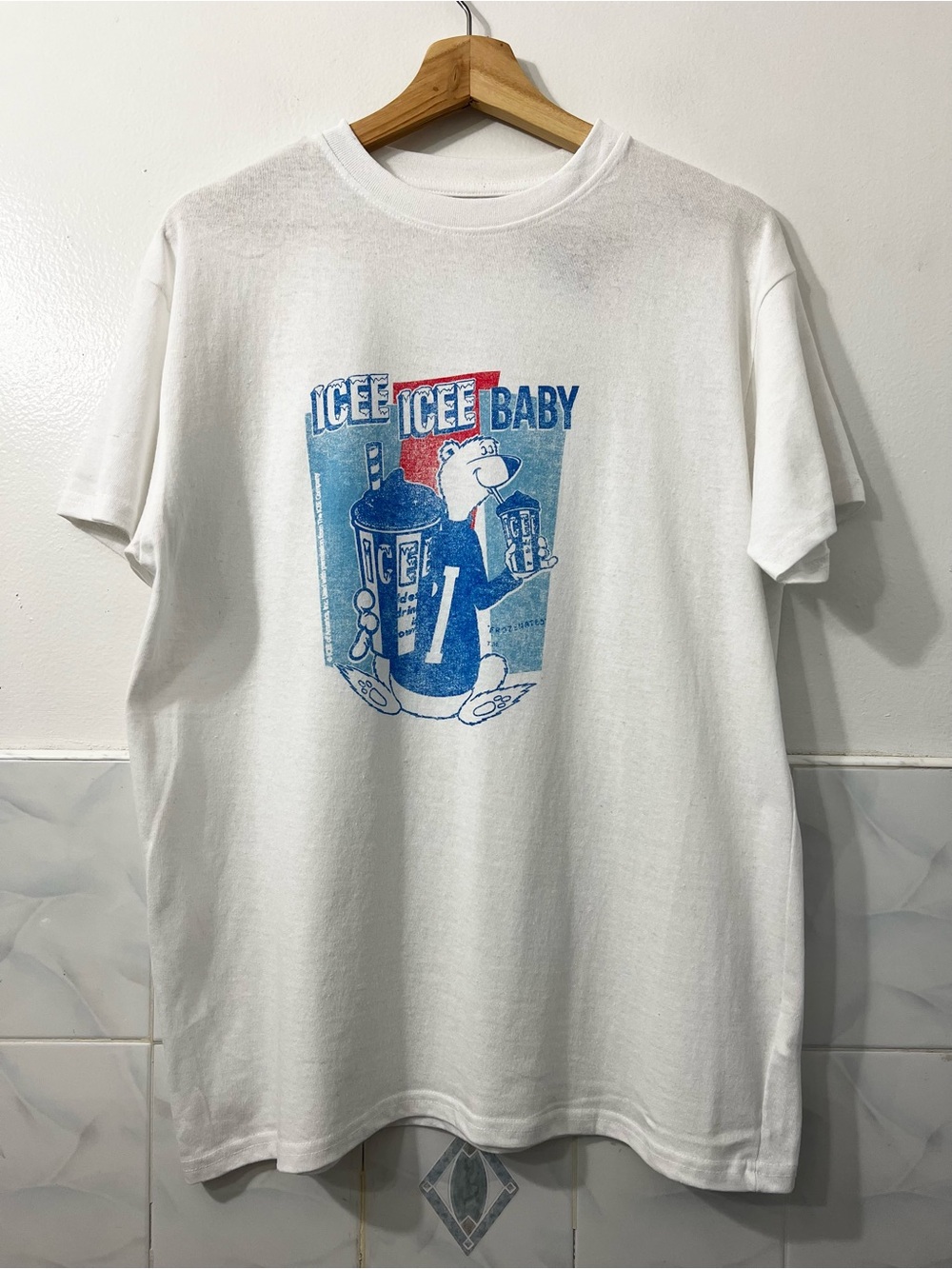 Brisco Brands Icee Icee Baby Distressed Retro T-Shirt L Pop Art Vintage Style